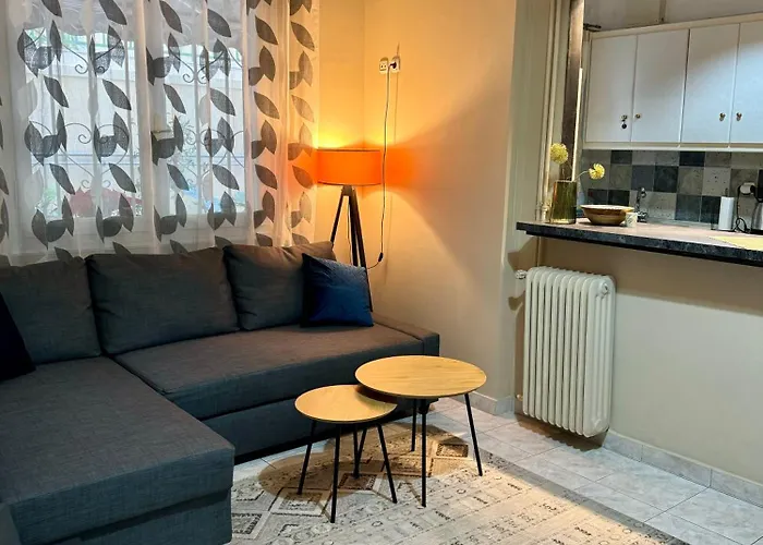 Cozy Home In Nea Smirni